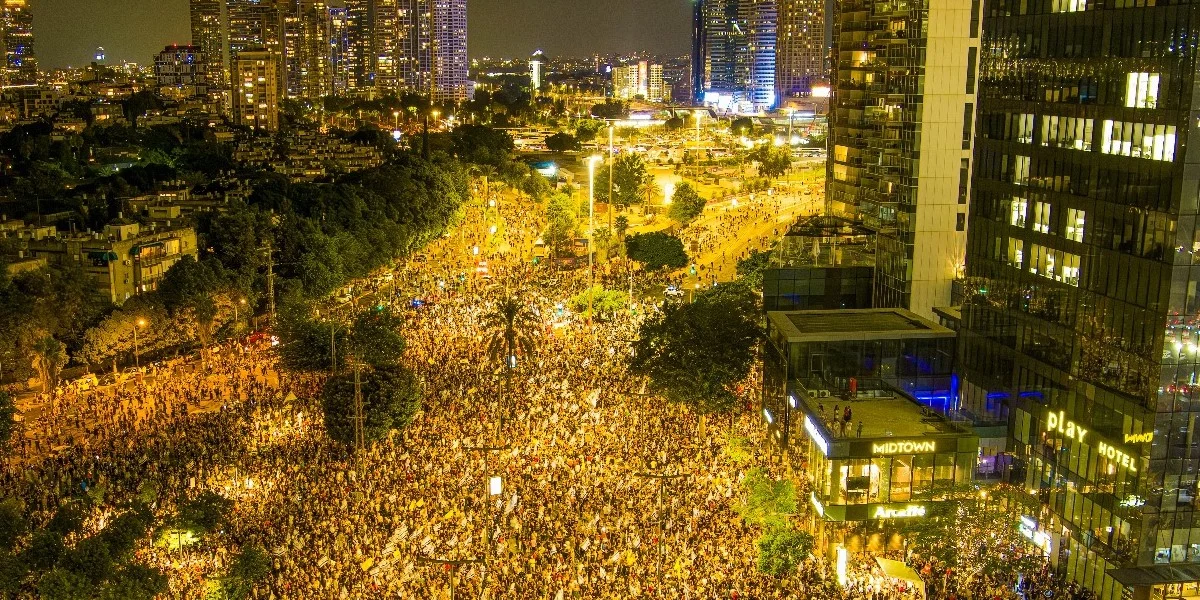 Large crowds of Israelis call for an urgent deal to secure the release of hostages held by Hamas in Gaza / Tel Aviv / Video Screenshot