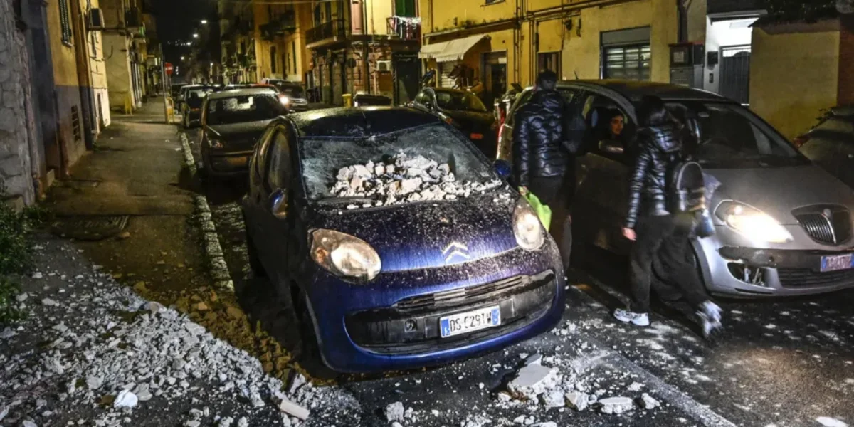 A damaged car in the street in Naples / Video Screenshot