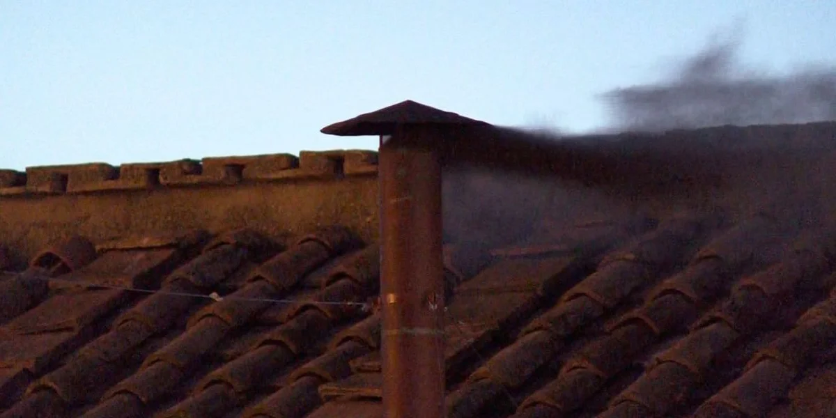 Black smoke rises from the chimney on the Sistine Chapel / Video Screenshot