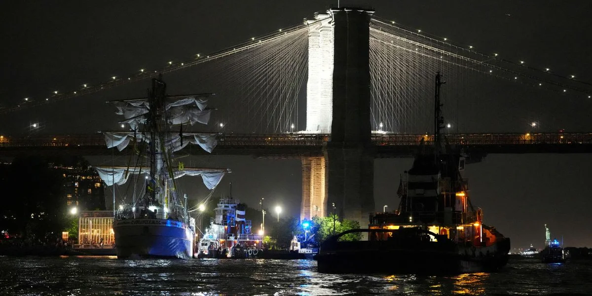 A Mexican navy ship after it hit the Brooklyn Bridge in New York / Video Screenshot