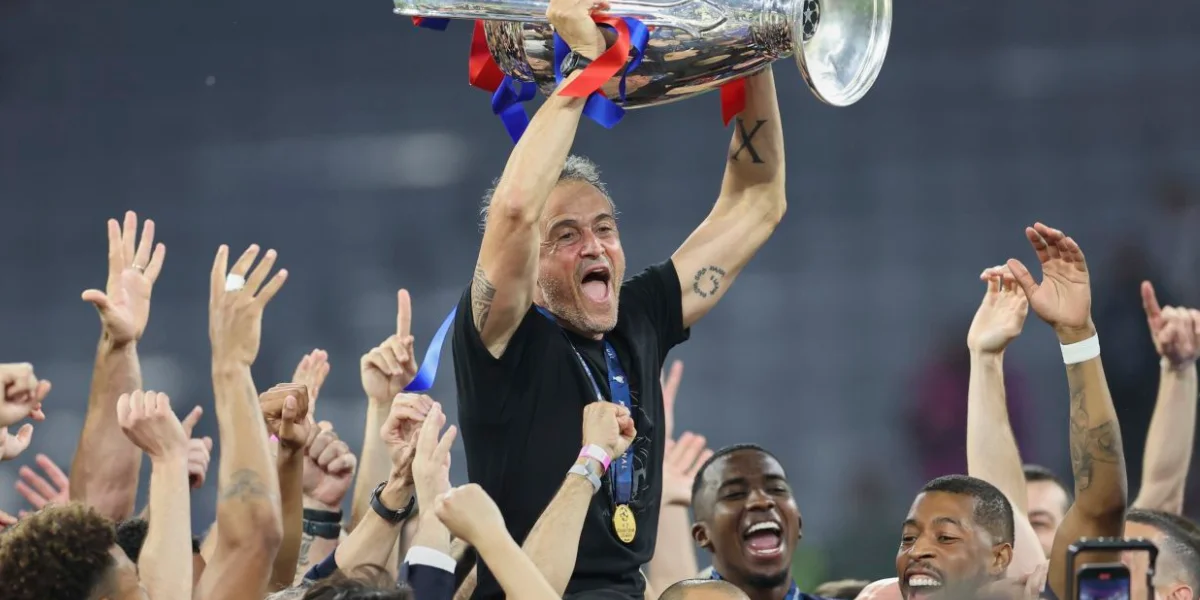 Luis Enrique lifts the trophy after Saturday's win / Video Screenshot
