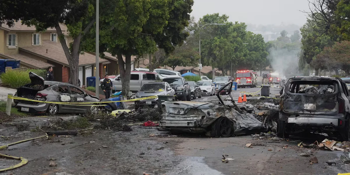 Small plane crashed into a San Diego neighborhood / Video Screenshot