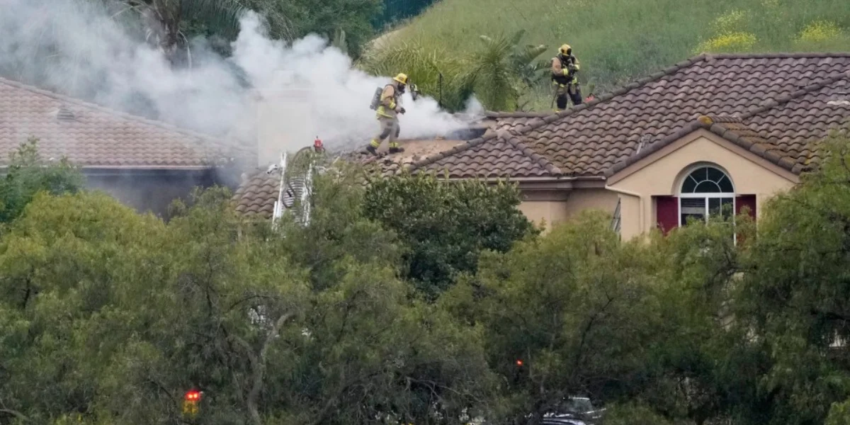 A small plane crashed in Simi Valley, California / Video Screenshot