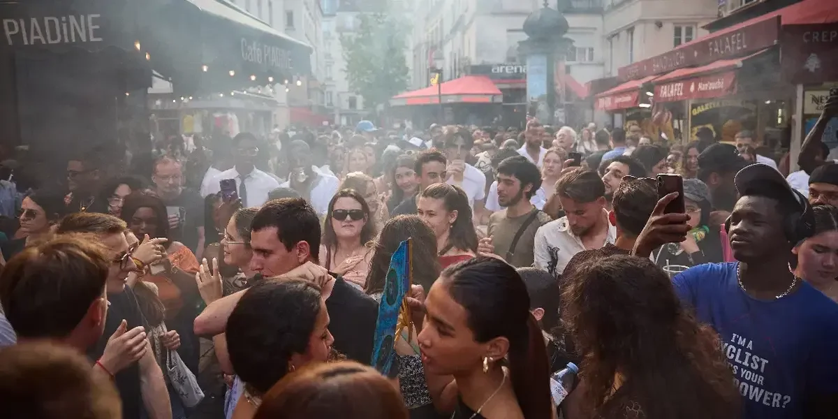 A crowd at the annual Fête de la Musique in Paris, France / Video Screenshot