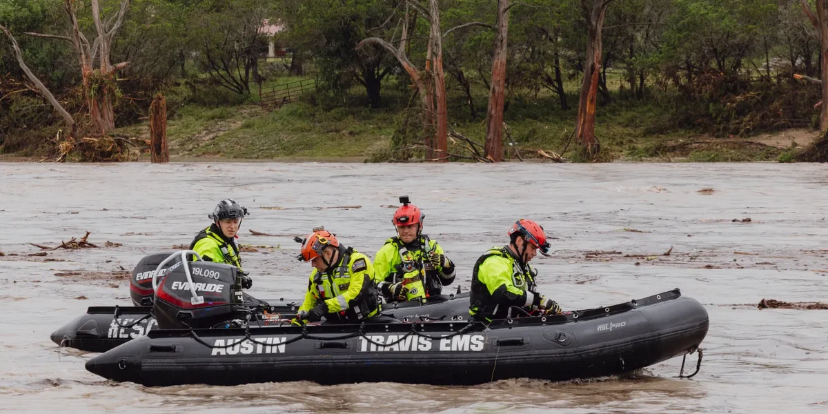 Search and Rescue teams in the Guadalupe River / Video Screenshot