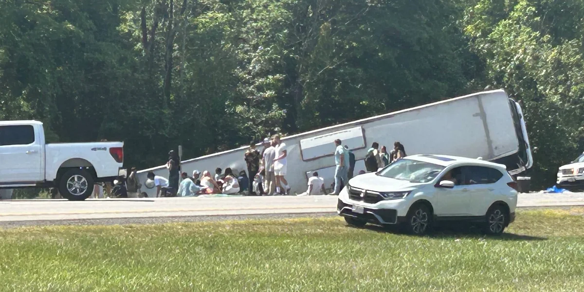 Tour Bus Crashes in Western New York / Video Screenshot