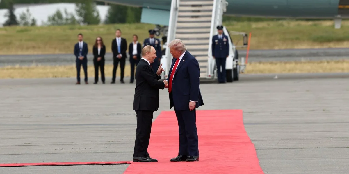 President Donald Trump shakes hand with Russian President Vladimir Putin in Anchorage, Alaska / Video Screenshot